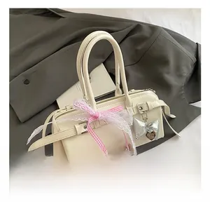 Détails du sac Boston en cuir blanc cassé avec nœud en dentelle rose et pendentif cœur