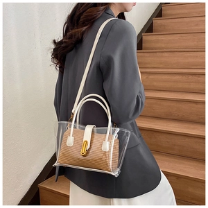Détail du sac seau transparent avec pochette intérieure tressée et boucle dorée chic