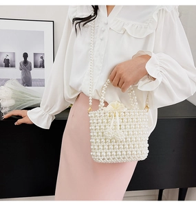 Détail du sac seau perlé blanc crème avec bandoulière amovible et pochette en satin