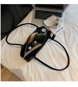 Détail de l'intérieur spacieux du sac à main Boston noir en cuir souple pour femme