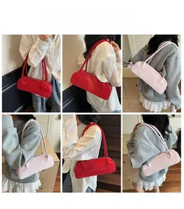 Vues détaillées du sac baguette vintage en similicuir rouge et rose sur des modèles