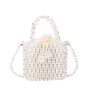 Sac seau perlé à la main avec doublure en satin blanc et bandoulière longue en perles