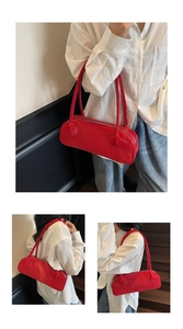 Détail du sac à bandoulière Boston cylindrique rouge avec fines bretelles doubles
