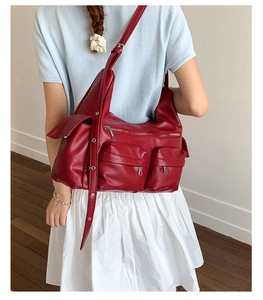Details der roten Vintage-Einkaufstasche mit Glanzeffekt und doppelten Fronttaschen