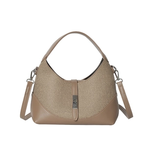 Sac hobo en cuir marron et toile beige avec fermoir rotatif argenté et sangle