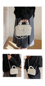 Détail du sac tissé en perles crème fait main avec poignée perlée et bandoulière amovible