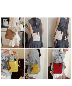 Vue détaillée de sacs cabas en crochet avec pendentifs fraises en plusieurs couleurs
