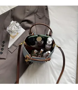 Vista interna che mostra la grande capacità e la fodera in pelle di questa borsa a secchiello