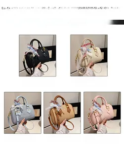 Vues détaillées de sacs cylindriques tissés multicolores avec nœuds et poignées
