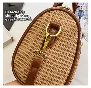 Détail de la bandoulière en cuir amovible et de la boucle en métal doré sur le sac