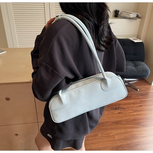 Gros plan sur le sac baguette bleu clair en cuir PU lisse avec de fines bretelles d'épaule