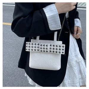 Sac seau blanc en cuir litchi avec nœud à rivets et bandoulière en chaîne pour femme