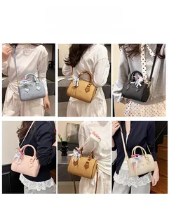Sac cylindrique tissé en six couleurs montrant les styles porté épaule et croisé