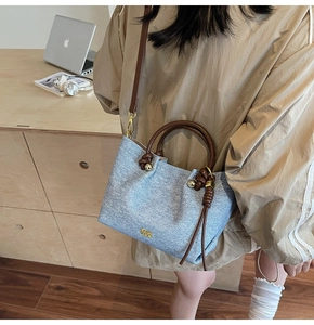 Borsa a mano blu trama denim con manici in pelle marrone e tracolla regolabile