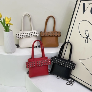 Mini sacs à bandoulière en cuir à rivets et chaînes métalliques en quatre couleurs