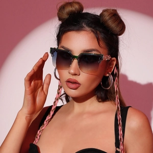 Lunettes de soleil tendance demi-cerclées avec verres dégradés bleus et monture verte