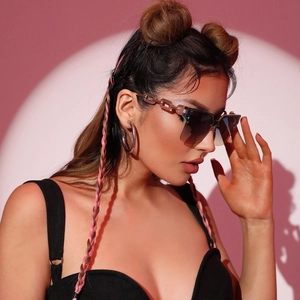 Lunettes de soleil demi-cerclées à la mode avec branches chaîne et verres dégradés