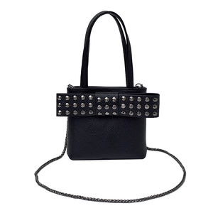 Grand sac cabas noir en cuir avec nœud clouté et bandoulière en chaîne métallique