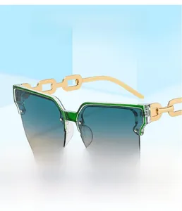 Détail de verres carrés dégradés et de branches en chaîne métallique dorée sur lunettes