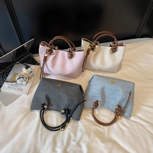 Set di borse estive minimaliste in quattro colori con manici intrecciati e logo dorato