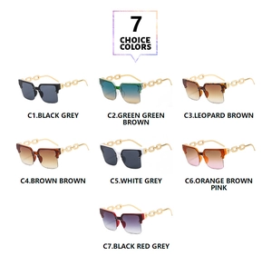 Vue détaillée de sept lunettes de soleil carrées avec des branches en chaîne dorée chic