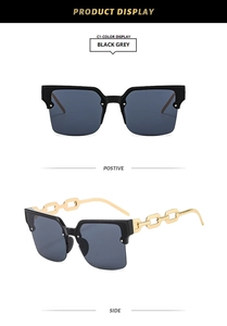 Détail de lunettes de soleil carrées oversize avec branches en chaîne de métal doré