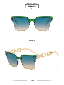 Détail de lunettes de soleil demi-cerclées vertes avec branches en chaîne dorée