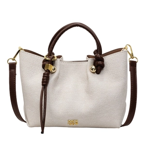 Borsa estiva minimalista beige e marrone con cinturini in pelle e decori in metallo