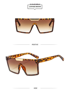 Détail de lunettes de soleil carrées léopard avec bord doré et verres dégradés marron