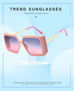 Detail of pink gradient lenses with UV400 protection and glitter square frame