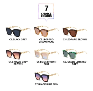 Vue détaillée de lunettes de soleil carrées avec branches en chaîne métallique en sept coloris