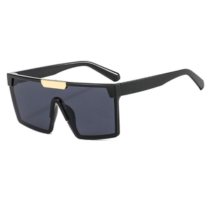 Lunettes de soleil carrées oversize tendance avec monture noire et barre métallique dorée
