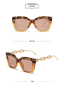 Détail de lunettes léopard avec branches en chaîne dorée et verres teintés marron