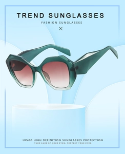 Detail of cat-eye sunglasses with green resin frames and UV400 gradient lenses