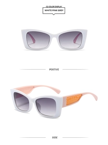 Gros plan sur des lunettes de soleil carrées avec monture blanche et branches roses