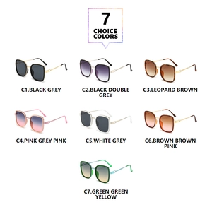 Détail de 7 coloris assortis pour lunettes de soleil carrées à monture épaisse et branches dorées