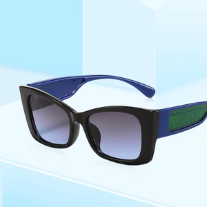 Lunettes de soleil carrées modernes avec monture noire et branches texture marbre