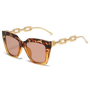 Lunettes de soleil carrées en écaille pour femmes avec branches chaînes dorées et verres bruns