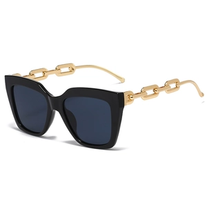 Lunettes de soleil carrées à la mode avec branches en chaîne dorée et verres gris