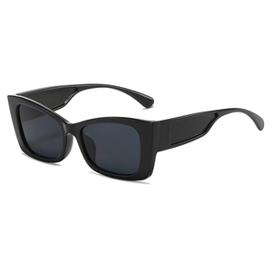 Lunettes de soleil noires carrées modernes avec branches larges et style rétro épuré