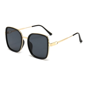 Lunettes de soleil carrées en métal doré avec verres gris foncé de style luxueux