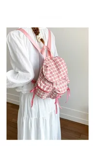 Détail du sac à dos rose à carreaux avec cordon, nœud papillon et tissu souple