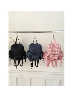 Vue détaillée des sacs à dos à carreaux noir, bleu et rose avec jolis nœuds décoratifs