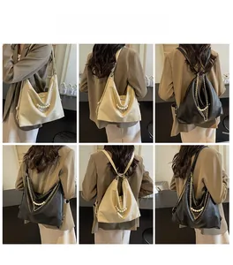 Collage de mannequins portant un grand sac cabas avec chaînes en noir et beige doux