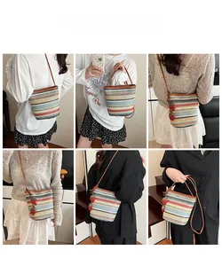 Collage détaillé du sac seau tissé à rayures avec breloques fraises en diverses poses