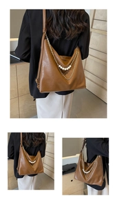 Détail du grand sac hobo en similicuir caramel avec chaîne de perles et finitions dorées