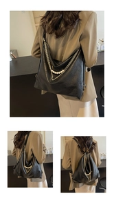 Détail du sac cabas noir mat avec chaîne en perles et bretelles de sac à dos