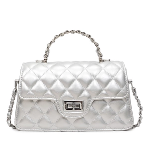 Sac baguette argenté matelassé avec bandoulière chaîne et finition métallique chic