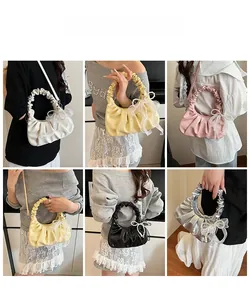 Détails du sac nuage plissé avec nœuds en perles disponible en cinq coloris chic