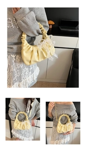 Détail du sac nuage jaune clair avec poignée plissée et nœud en organza blanc avec perles